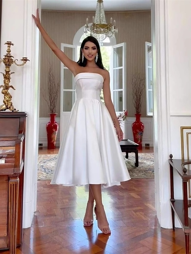  Petites Robes Blanches Style Hall Royal Robes de Mariage A-Line Hors Épaule Sans Manches Longueur Thé Satin Robes de Mariée Avec Couleur Unie