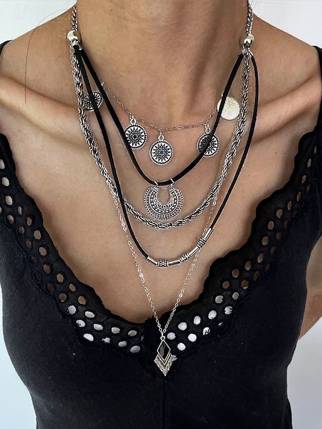  Collier bohème en argent superposé avec chaînes noires et argentées, pendentifs circulaires et géométriques, parfait pour les tenues décontractées et de soirée, idéal pour les accessoires d'été et de festival