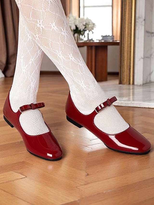  Dámské červené lakované kožené balerínky Mary Jane z 50. let – klasický retro baletní styl s mašlí, ideální pro vintage módu i každodenní nošení
