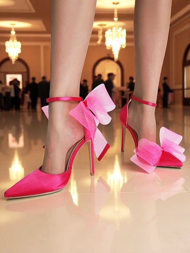  Scarpe col tacco da donna in raso rosa shocking con punta affilata, fiocco in tulle oversize, cinturino alla caviglia e stiletto, per feste notturne, cocktail sul tetto, glamour a bordo piscina o