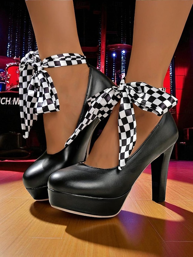  Damesko i vintage-stil, svart med platåhæler fra 1980-tallet og rutete ankelbånd – retro pin-up-pumps til fester, dansearrangementer og kvelder ute