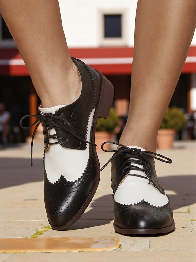 női fekete-fehér szárnyas oxford cipő - 1950-es évekbeli vintage brogue fűzős bőr alkalmi cipő irodába, hétköznapi kirándulásokra és retró ihletésű divatba
