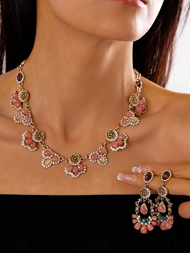  Set di gioielli vintage da donna con cristalli floreali: elegante collana in oro e orecchini pendenti con pietre preziose rosa e verdi, accessori romantici per balli serali e cocktail party
