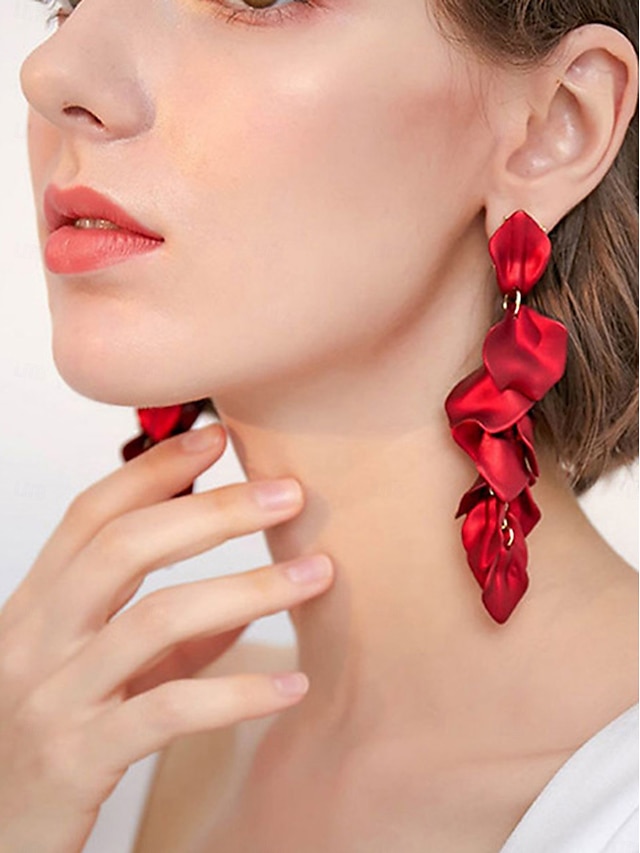  Boucles d'oreilles pendantes en satin rouge pour femmes - design élégant en pétales superposés pour les fêtes à la mode, les cocktails et les tenues de soirée