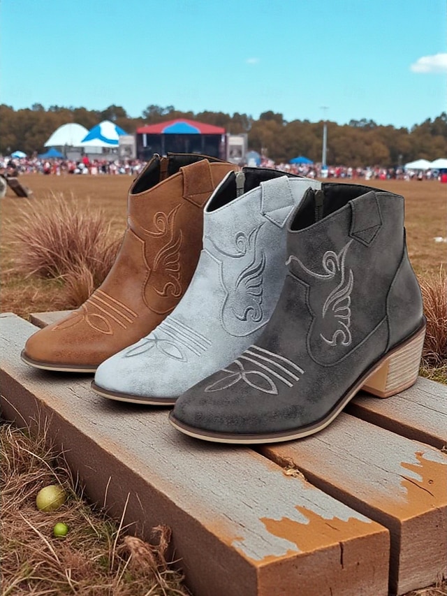 női világoskék velúr western bokacsizma – hímzett, hegyes orrú cowboy csizma country koncertekre, fesztiválokra és szabadtéri őszi szettekhez