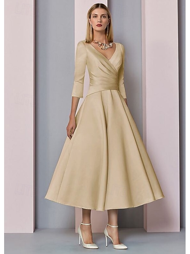  Strandbröllop A-Linje Gyllene Klänningar Mor till bruden Klänning Bröllop Gäst Elegant Vintage Plus Size V Hals Te Längd Satäng 3/4 Lång Ärmar med Fällor klä dig för att imponera fri anpassad storlek