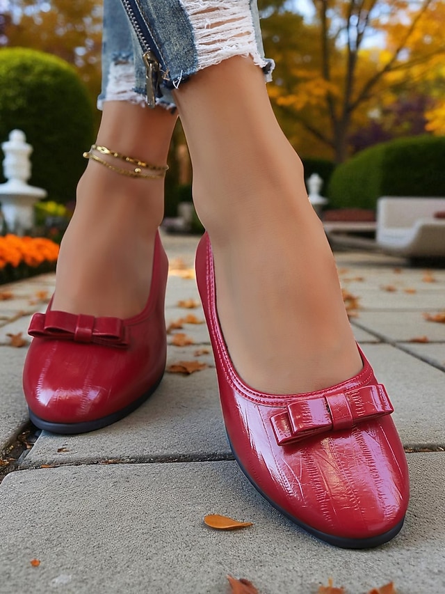  Röda dambalettskor i lackat konstläder med rosettdetalj, rund tå och slip-on-modell, bekväma vardagsskor för höstens vardagskläder och kontorskläder