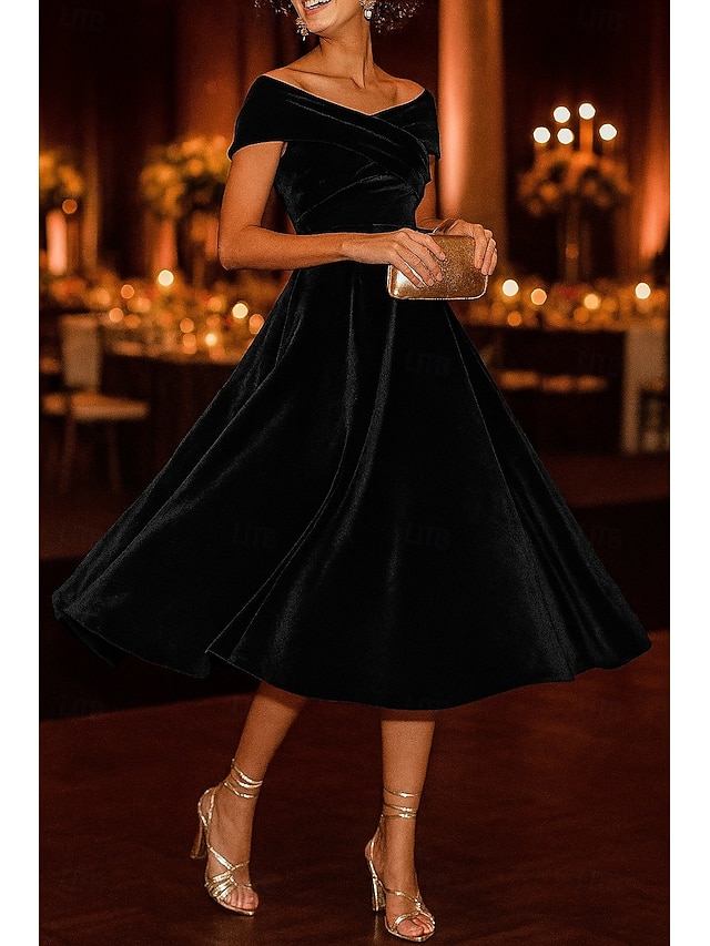  Vestidos de coquetel pretos em linha A, veludo elástico, elegante, vestido formal para casamento, comprimento chá, comprimento midi, ombro de fora com franzido 2025