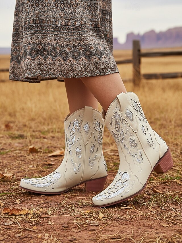  Dámské tmavě hnědé krátké kovbojské boty do westernu s bílými vyšívanými vzory, špičatou špičkou a nízkým podpatkem pro country dance a ležérní outfity