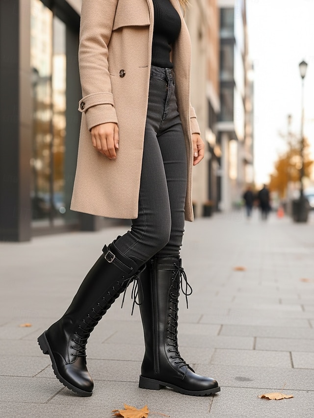  botas de combate femininas pretas com cadarço, detalhe de fivela e zíper, calçado urbano robusto para trajes modernos