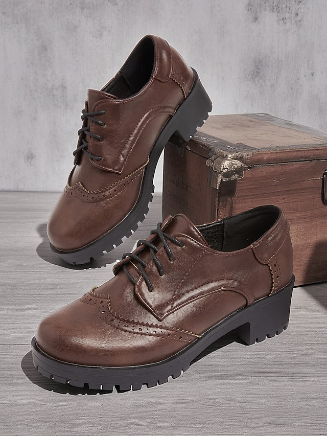  Chaussures Oxford à plateforme brogue marron vintage des années 1950 pour femmes avec semelle crantée, élégantes et polyvalentes pour un usage décontracté, professionnel et quotidien.