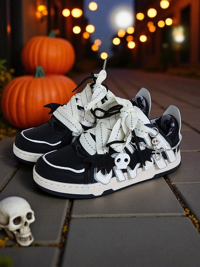  Svarte og hvite Halloween-sneakers med hodeskalle og snøring til dame – gotisk streetwear-stil for festivalkvelder og kostymefester