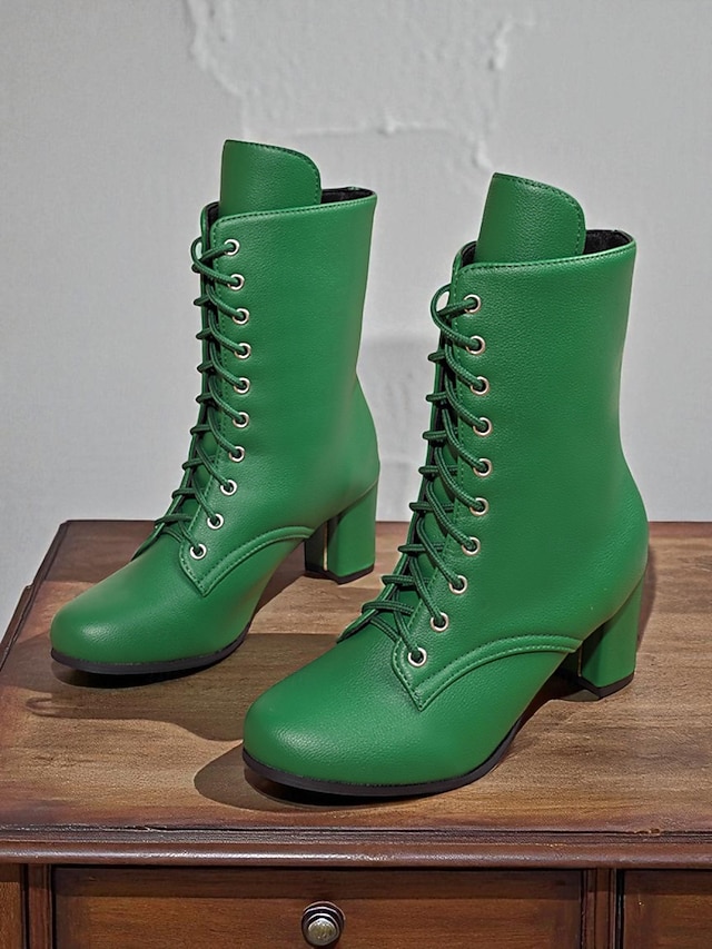  Botas femininas de couro sintético com cadarço e salto grosso, estilo vintage, perfeitas para looks casuais e retrô.
