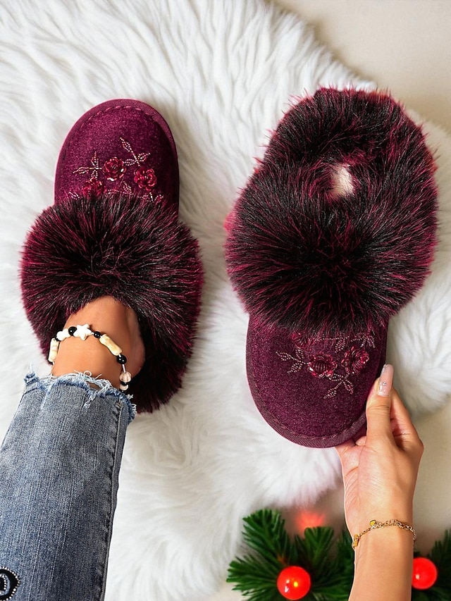  花の刺繍が施された女性用のバーガンディ色のフェイクファースリッパ - クリスマス、ホリデーギフト、冬のリラックスに最適な、暖かく快適な室内履き