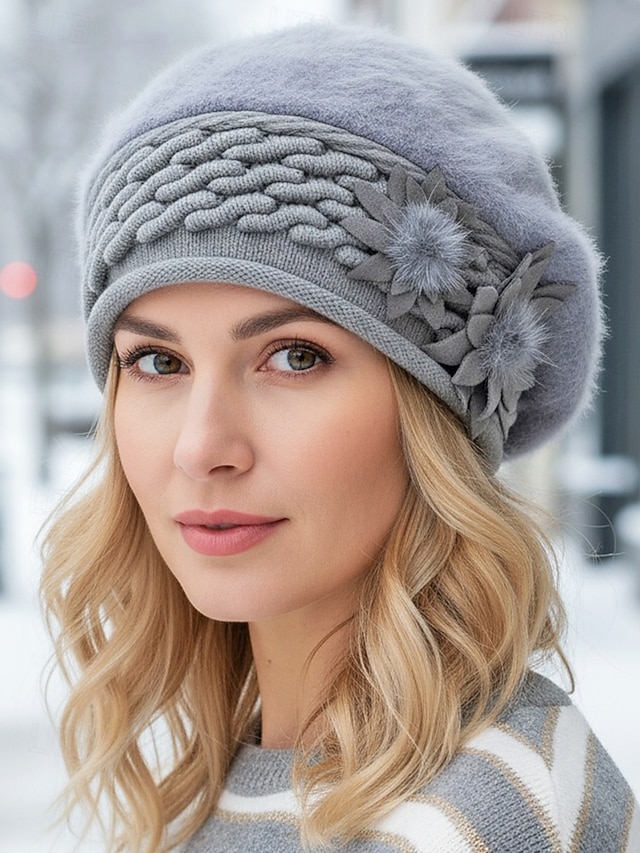  Dame vinterberet med 3D-blomster – mykt fuskepelsmateriale med fleecefôr, stilig strikkedesign, tilgjengelig i flere farger, perfekt for kaldt vær og høytidsklær