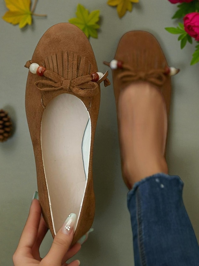  Brune flate sko i semsket skinn til dame – bohemske mokkasinsko med frynser og perlesløyfe for hverdagsbruk, reiser og avslappet høstantrekk