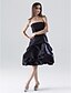 זול שמלות לאירועים מיוחדים-גזרת A שמלה שחורה קטנה מסיבת החתונה שמלה סטרפלס ללא שרוולים באורך  הברך טפטה עם כיווצים למעלה 2022