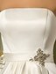 זול שמלות כלה-גזרת A שמלות חתונה סטרפלס באורך  הברך סאטן סטרפלס וינטאג&#039; שמלות לבנות קטנות גב חשוף עם סרט תד נשפך סיכת פרח קריסטל 2020