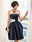 זול שמלות קוקטייל-גזרת A שנות ה-50 שמלה חגים סיום לימודים באורך  הברך ללא שרוולים סטרפלס סאטן עם אפליקציות 2024