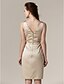 Χαμηλού Κόστους Φορέματα Παρανύμφων-Φόρεμα παράνυμφου με θήκη/κολώνα v λαιμόκοψη αμάνικο σατέν μέχρι το γόνατο με κουρτίνα στο πλάι / τσέπη