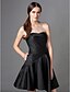 זול שמלות קוקטייל-גזרת A צמוד ומתרחב שמלה שחורה קטנה סיום לימודים מסיבת קוקטייל שמלה סטרפלס ללא שרוולים באורך  הברך סאטן עם קפלים 2021