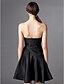 זול שמלות קוקטייל-גזרת A צמוד ומתרחב שמלה שחורה קטנה סיום לימודים מסיבת קוקטייל שמלה סטרפלס ללא שרוולים באורך  הברך סאטן עם קפלים 2021