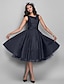זול שמלות קוקטייל-A-line קוקטייל שחור שמלת וינטג&#039; שמלת ליל כל הקדושים אורחים לחתונה באורך הברך ללא שרוולים טפטה עם צווארון V עם קפלים קריסטלים 2024