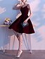 Χαμηλού Κόστους Κοκτέιλ Φορέματα-Γραμμή Α Κοκτέιλ Φορέματα καυτό Φόρεμα Καλωσόρισμα Μέχρι το γόνατο Αμάνικο Λαιμόκοψη V Βελούδο με Πλισέ 2022 / Κοκτέιλ Πάρτι