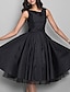 זול שמלות קוקטייל-A-line קוקטייל שחור שמלת וינטג&#039; שמלת ליל כל הקדושים אורחים לחתונה באורך הברך ללא שרוולים טפטה עם צווארון V עם קפלים קריסטלים 2024