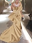 Χαμηλού Κόστους Βραδινά Φορέματα-Τρομπέτα / Γοργόνα Βραδινά φορέματα Κομψό Φόρεμα Επίσημο Ουρά μέτριου μήκους Μισό μανίκι Ώμοι Έξω Σατέν με Φιόγκος(οι) Φόρεμα 2024