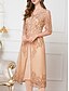 baratos Conjuntos de vestidos para mamãe-Vestido para Mãe da Noiva Vestido de Convidada de Casamento Estilo Chinês Elegante Decote em V Comprimento até o Joelho Mistura de Poliéster e Algodão Manga Curta com Bordado