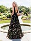 billige Ballkjoler-A-linje Quinceanera Kjoler Elegant Kjole Bryllup Bryllupsgjester Gulvlengde Uten ermer V-hals Polyester Ryggløs med Blomstertrykk Folder