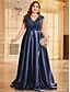 billige Semi-formell / Cocktail-A-Linje Plus Size Kjoler Elegant Kurve Kjole Formal Bryllup Gulvlengde Korte Ermer V Hals Sateng Uten Rygg med Feller