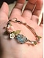 billige Dame armbånd-Håndlavet armbånd med blomsterædelsten til kvinder – naturlige krystalperler, justerbar boho-stil, ideel til fritidstøj, gaver og naturinspirerede outfits
