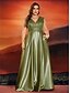 billige Semi-formell / Cocktail-A-Linje Plus Size Kjoler Elegant Kurve Kjole Formal Bryllup Gulvlengde Korte Ermer V Hals Sateng Uten Rygg med Feller