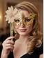 billige Maskerade tilbehør-Kvinders guld filigran maskerademaske med blomster- og perledetaljer til julefest og bal &amp;skoleballet