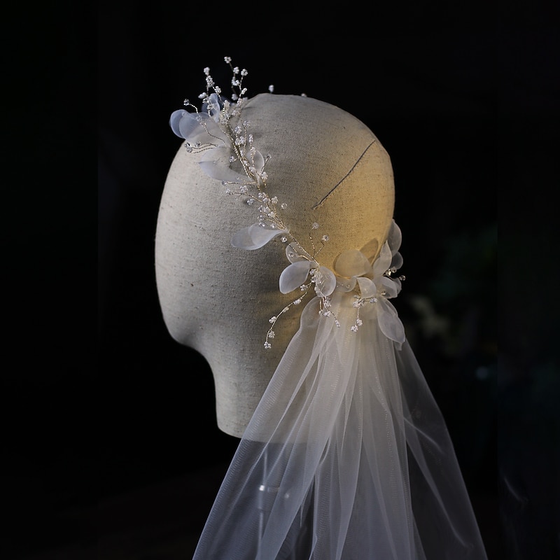 One-tier Flower Style / Floral Wedding Veil Shoulder Veils with Pendant / Solid Tulle / Classic dress to impress3