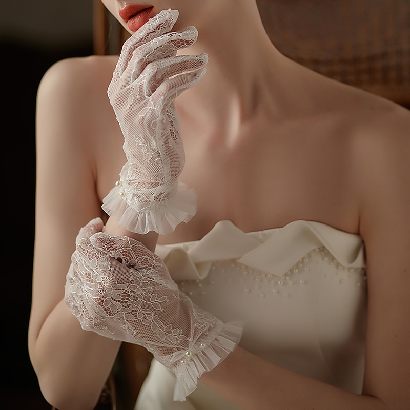 Lace Wrist Length Glove Cute / Elegant With Ruffles Wedding / Party Glove