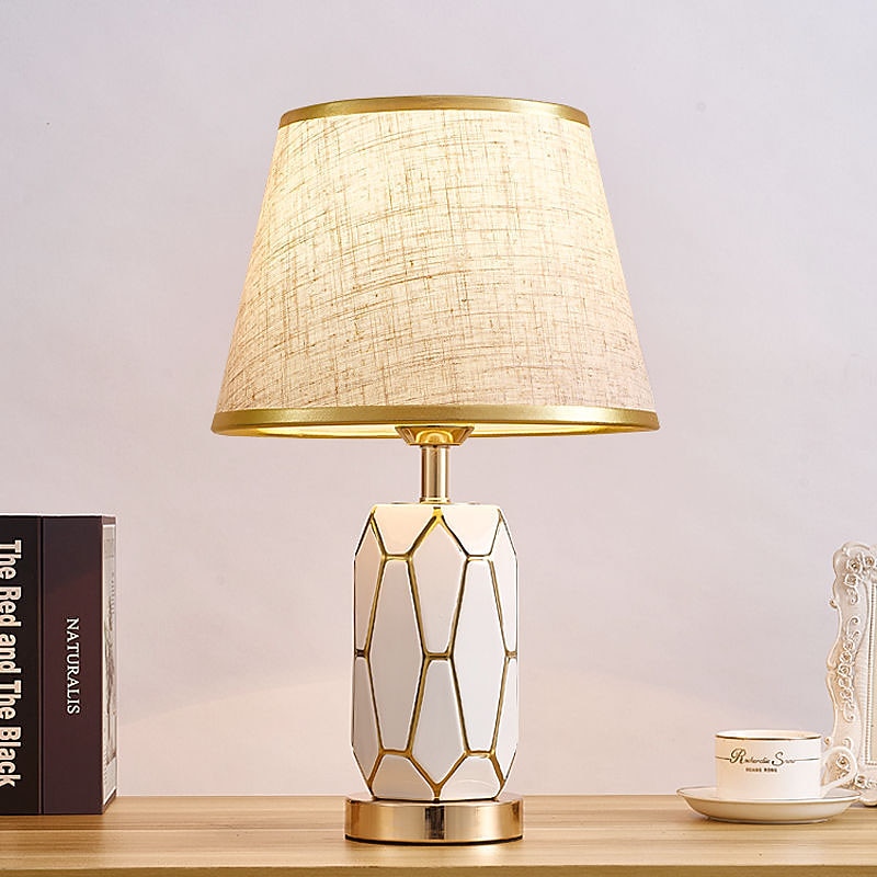 Hand-Painted Gold Glazed Ceramic Table Lamp Gorgeous Bedroom Bedside Lamp with Barrel-Shaped Lampshade Traditional Vase Bedroom Desk Lamp 47 * 30 Cm 85-265V2