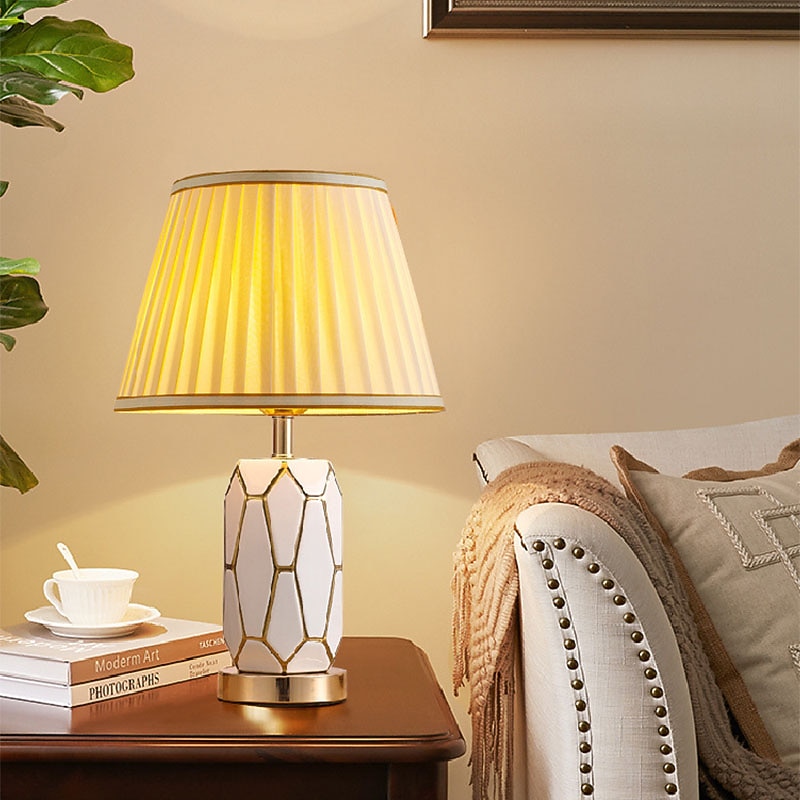 Hand-Painted Gold Glazed Ceramic Table Lamp Gorgeous Bedroom Bedside Lamp with Barrel-Shaped Lampshade Traditional Vase Bedroom Desk Lamp 47 * 30 Cm 85-265V4