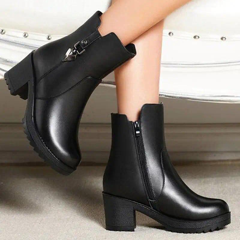 Women's Black Ankle Winter Boots with Faux Fur Lining, Chunky Heel, and Metal Buckle Detail – Warm and Durable Snow Boots4