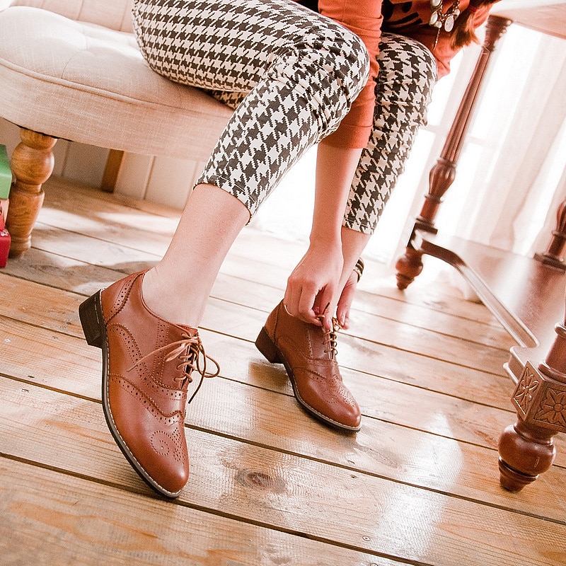 Women's Classic Brogue Oxford Shoes – Brown Lace-Up Wingtip Faux Leather Shoes for Vintage-Inspired Casual and Formal Wear3