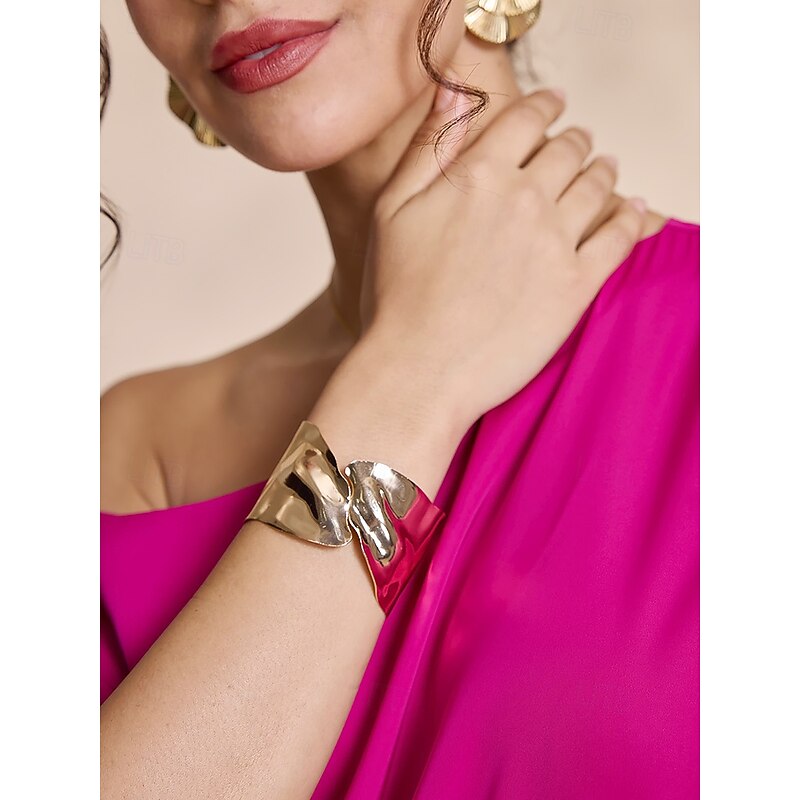 Gold Plated Iron Wavy Cuff Bracelet – Bold and Elegant Statement Jewelry for Women4