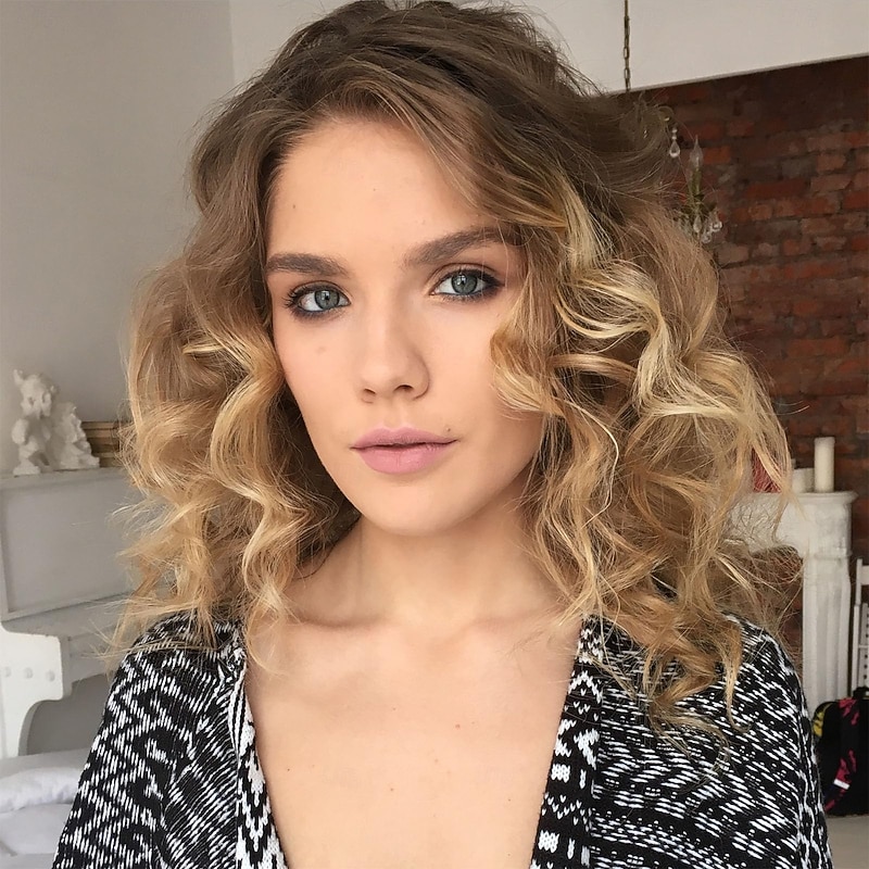 Short Layered Ombre Blonde Wavy Bob Wigs for White Women Mid-length Blonde Curly Wig Synthetic Natural Looking Daily Party Wig3