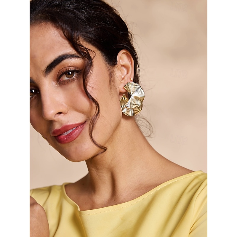 Women's Statement Gold Fan-Shaped Earrings, Bold Textured Metal Dangle Earrings for Fashionable Casual and Evening Wear2