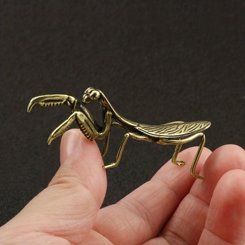 Brass Metal Mantis Craft Statue - Intricately Designed Traditional Insect Figurine for Desk Decoration - Whimsical Tea Pet Companion, Elegant Room Decoration, and Unique Home Decor