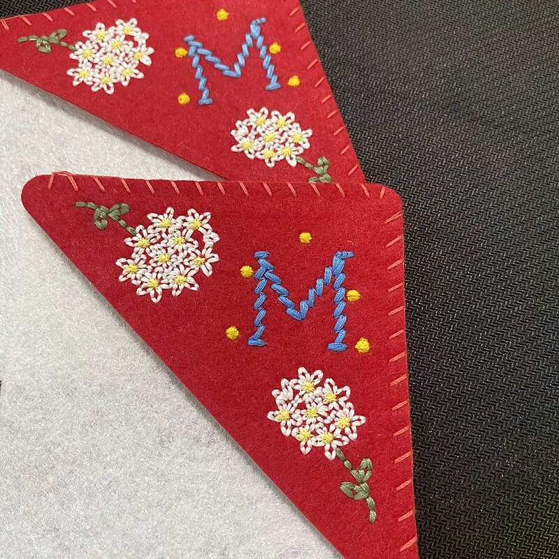 Valentine's Day Personalized Hand Embroidered Corner Bookmark, Red Handmade Embroidery Felt Triangle Page Corner Bookmark for Women, Romantic Handmade Bookmarks2