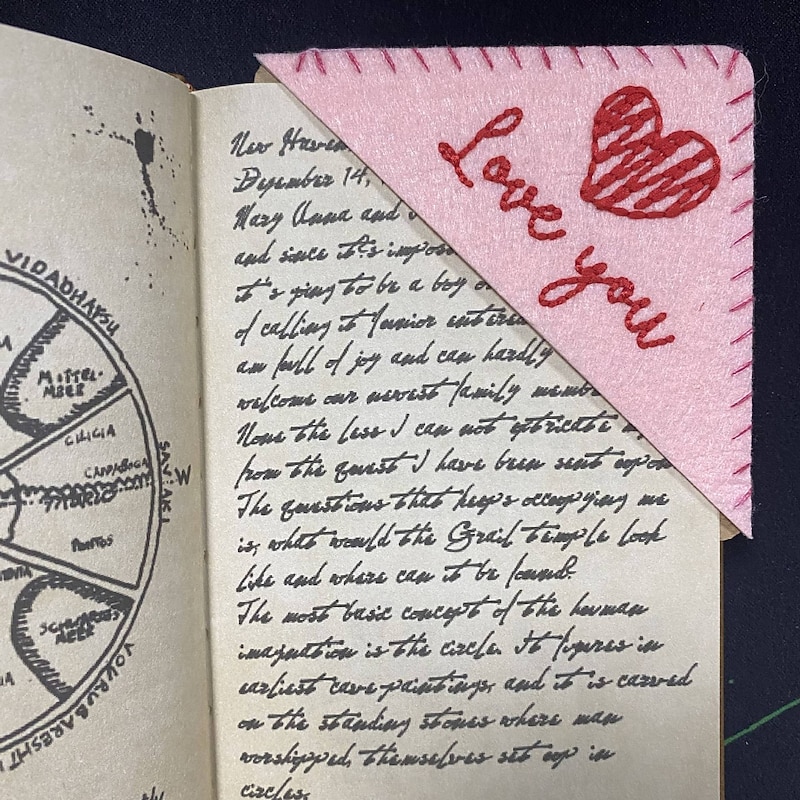 Hand Embroidered Corner Bookmark, Valentine's Day Heart Design Gift, Cute Flower Letter Embroidery, Felt Triangle Page Corner Handmade Bookmark, Decorative Bookmarks for Book Lovers2