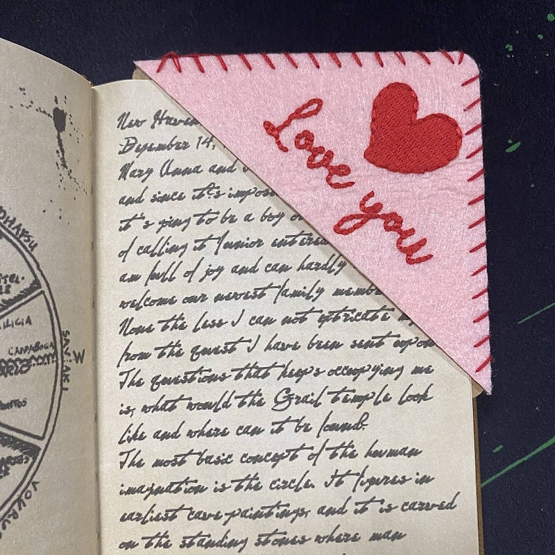 Hand Embroidered Corner Bookmark, Valentine's Day Heart Design Gift, Cute Flower Letter Embroidery, Felt Triangle Page Corner Handmade Bookmark, Decorative Bookmarks for Book Lovers