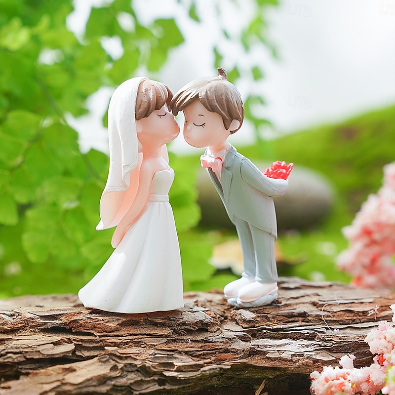 2PC Resin Wedding Couple Sculpture, Modern Bride and Groom Figurines, Romantic Newlywed Statue, Wedding Ceremony Table Decor, Cute Marriage Gift, Home